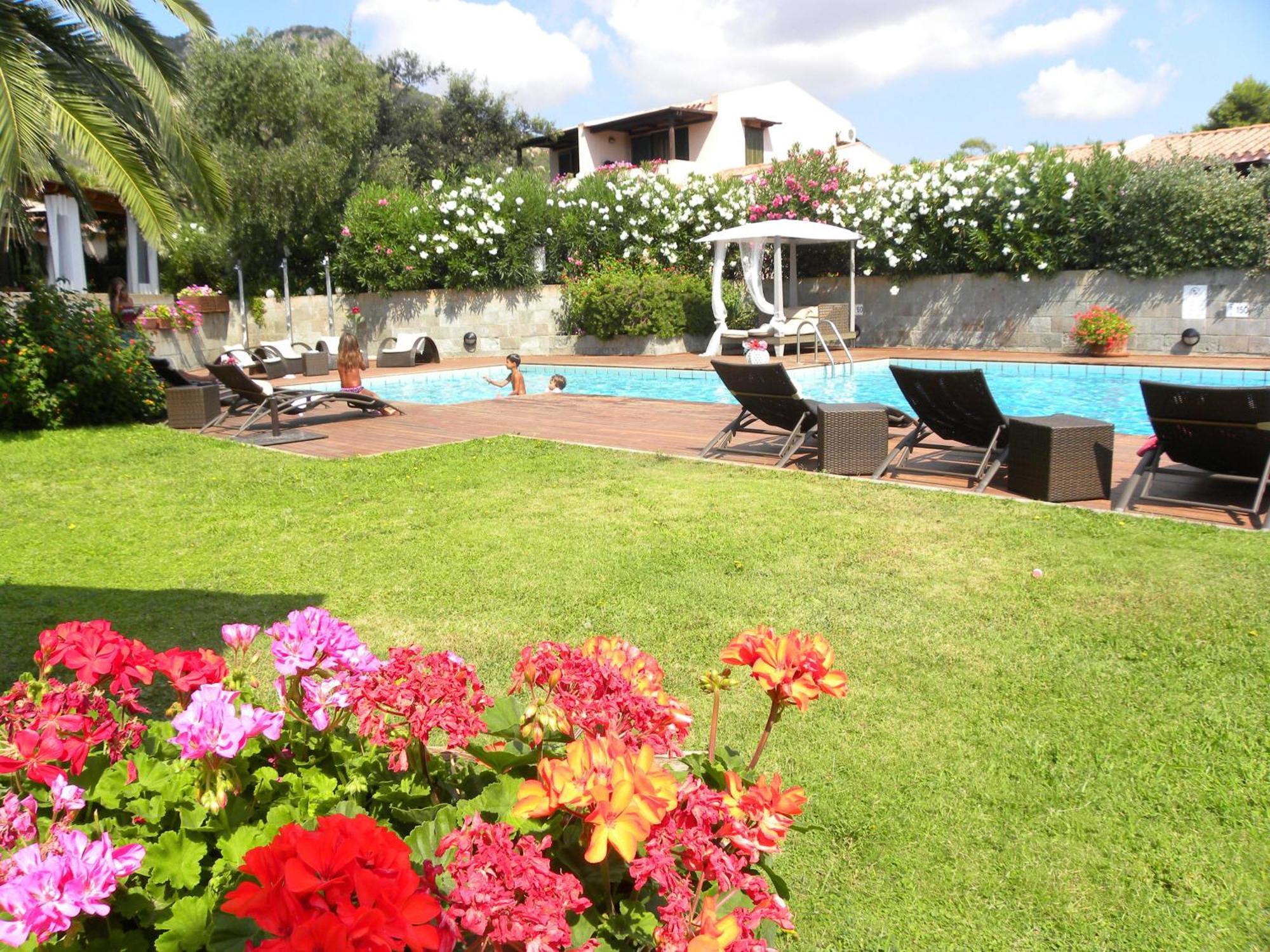 Albaruja Hotel Costa Rei Bagian luar foto